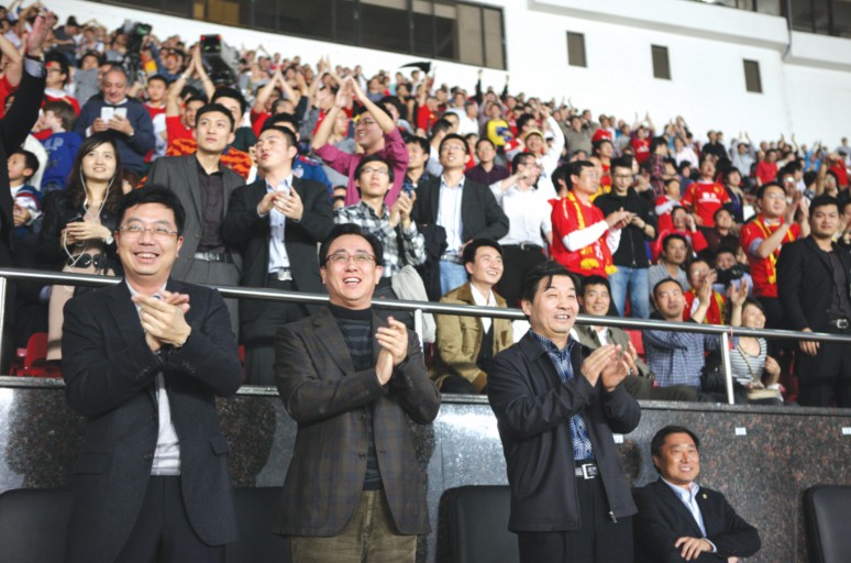 董事局主席许家印（前排左二）陪同足协新任书记魏吉祥（前排右二）、足协副主席于洪臣（前排右一）共同为广州恒大加油助威