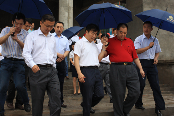 廖董事长陪同王市长视察工地